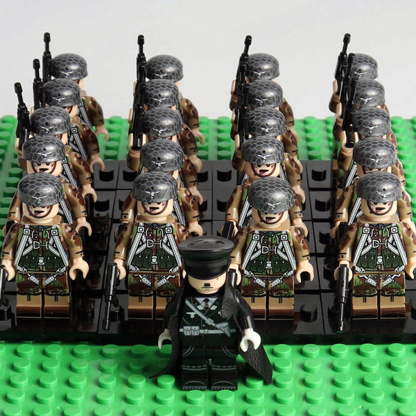 WW2 German Army 20 Combat Soldiers Wielding Guns + The Leader (Führer)